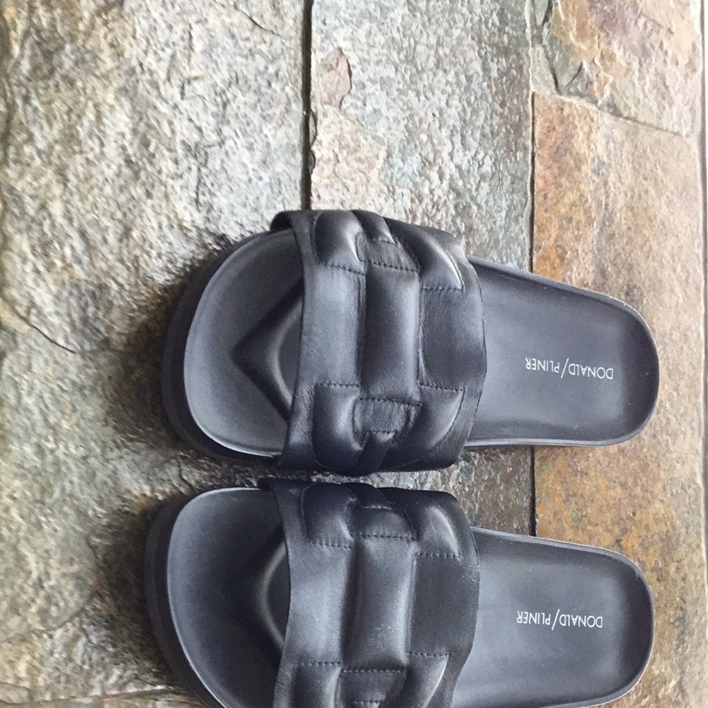 Donald J. Pliner ‘Buoy’ sandals
